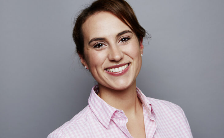 Andrea Westermann l&auml;chelt mit leicht geneigtem Kopf